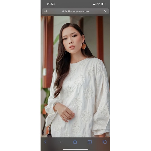 Daisy blouse white size M by Benang Jarum Buttonscarves