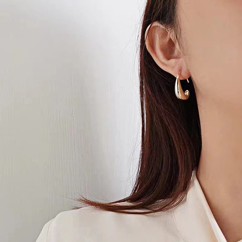 Anting Bentuk Bulan Sabit Bahan Metal