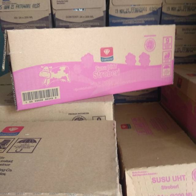 

Susu Diamond 200ml rasa stroberi UHT