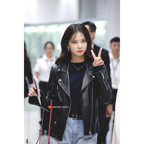 JNK x YUJIN - Jaket Wanita Kulit Sintetis Viena Grade A Custom Semi Rock N Roll Yujin CLC Girls Planet Choi Yu Jin Fashion Atasan Synthetic LeatherJacket Pakaian Baju Cewek Rocker Resleting Zipper Tangan Panjang Hitam Vintage Elegan Retro Etnic OOTD Korea