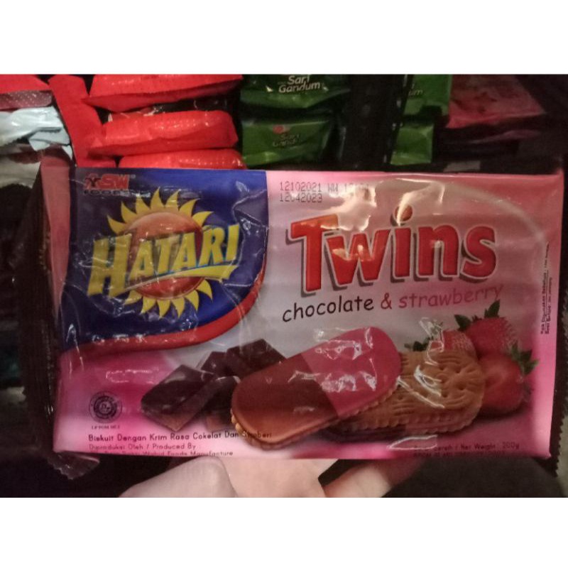 Hatari Twins Biscuit rasa coklat dan strawberry