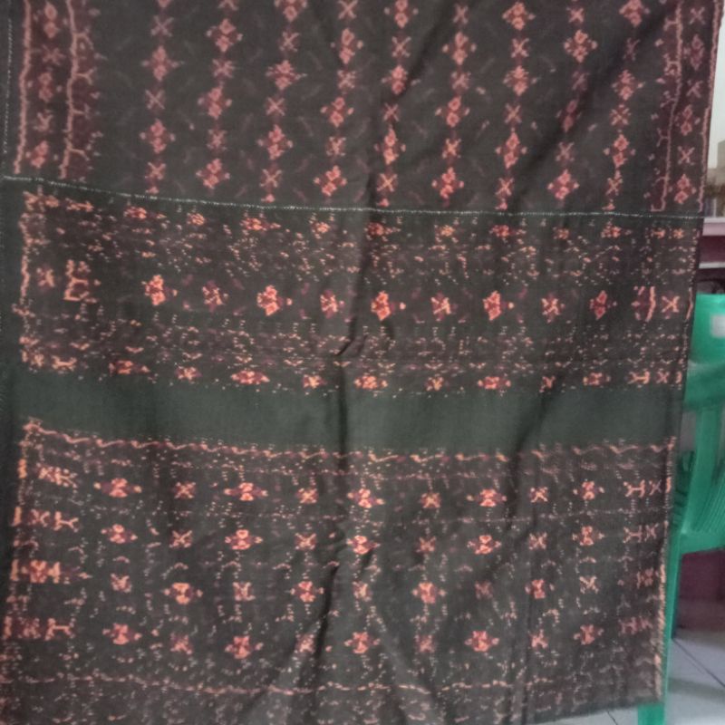 Kain Tenun Ikat ENDE NTT Warna Coklat Tanah Motif Bunga Merah Dadu (Berumur 30 Tahun)