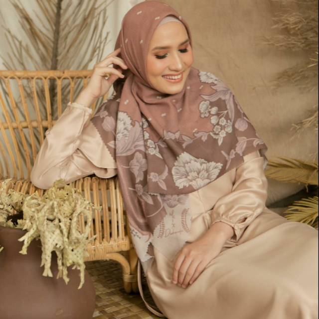 Minor Edelweis Scarf wearing klamby