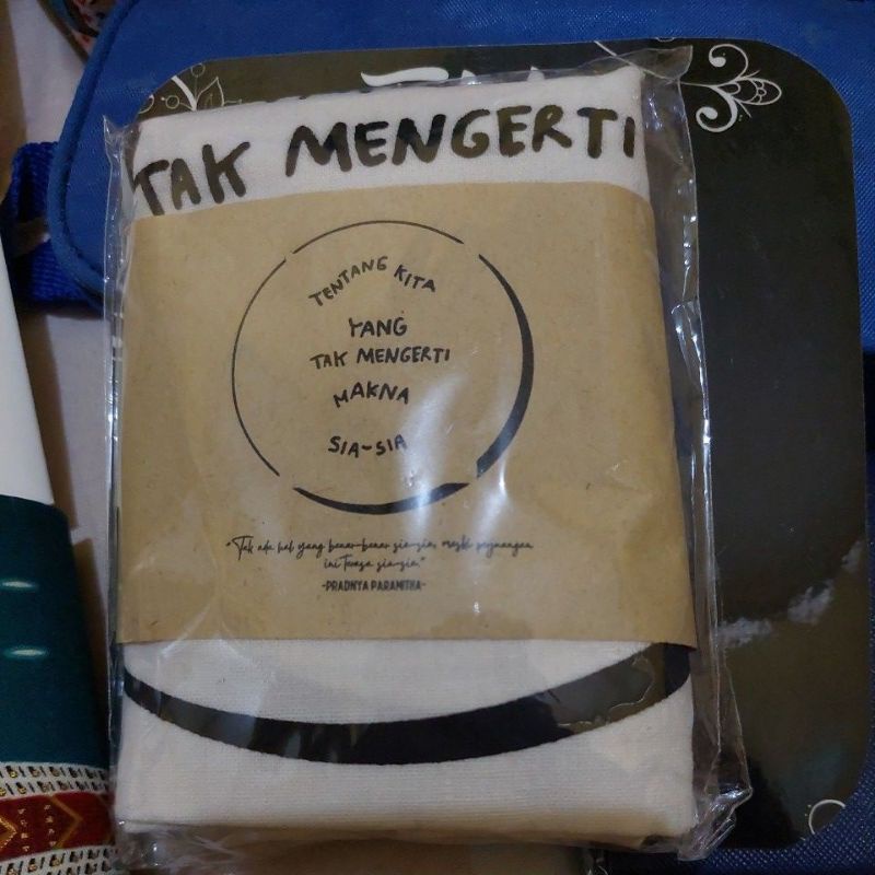 Tote Bag Original Merchandise Novel Tentang Kita yang tak Mengerti Makna Sia-sia by Pradnya Paramita