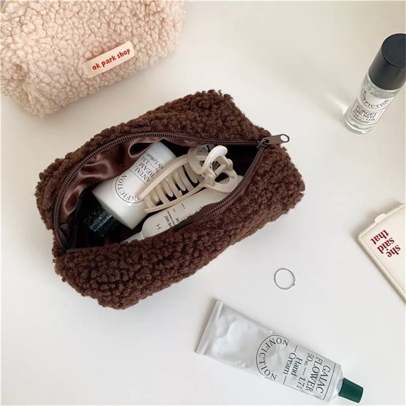 [READY STOK BISA COD] KOTAK PENSIL WOL BULU DOMBA SINTETIS LEMBUT FLUFFY PENCIL CASE AESTHETIC POUCH MAKE UP GAYA ANAK PEREMPUAN PELAJAR REMAJA CEWEK KOREA KAWAII KIYOWO CUTE VIRAL IMPOR ALAT TULIS BESAR LUCU FANCY UNIK MURAH TAS TEMPAT ALAT TULIS JUMBO