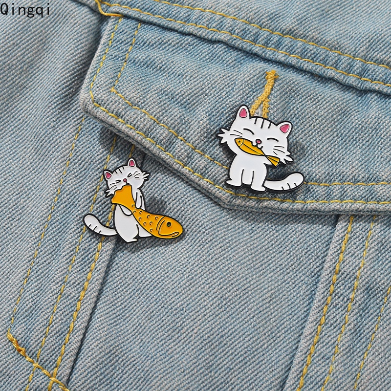 Bros Pin Enamel Bentuk Kartun Kucing Makan Ikan Warna Putih Untuk Anak