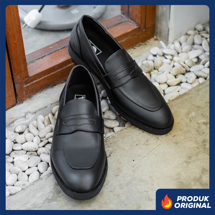 LEWIS BLACK ORIGINAL x LVNATICA Sepatu Loafers Hitam Pria Slip On Simple Formal Casual Kerja Kantor Slop Resmi Kantoran Pesta Kondangan Selop Jalan Santai Hangout Kuliah Penny Loafer Semi Kulit Premium Footwear Big Size Jumbo Ukuran Besar 44 Keren Terbaru