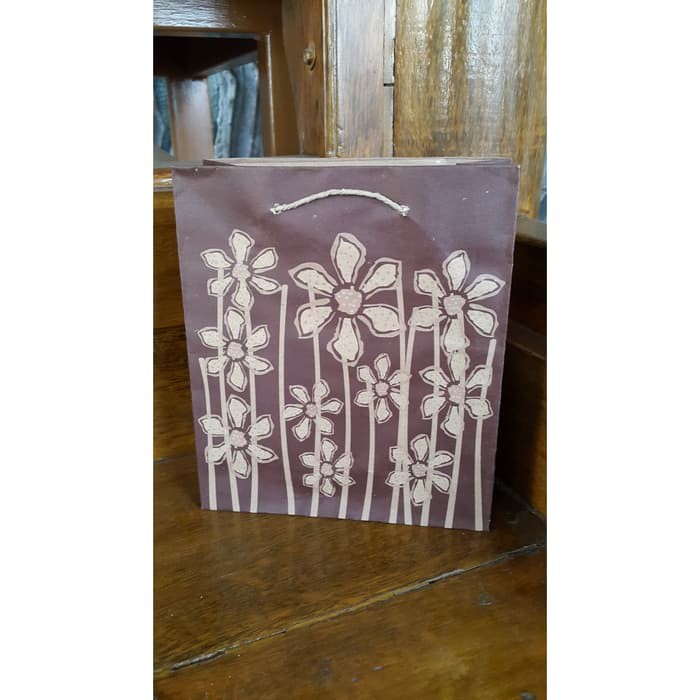 

Paper Bag Isi 12pcs TB 2 Tas Souvenir Ukuran 19 x 22 Tas Kertas Batik Murah Goodie Bag 26-9313