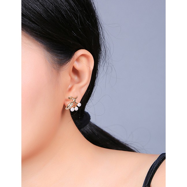 LRC Anting Tusuk Fashion Gold Alloy Leaf Pearl Stud Earrings F94115