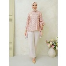 Mia blouse wearing klamby