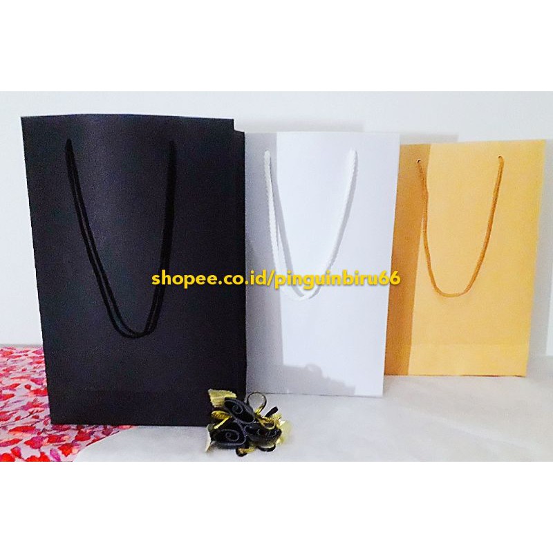 

GOODIEBAG PREMIUM JUMBO hitam putih gold.TEBAL KUAT.28 x 19 x 8 x cm.