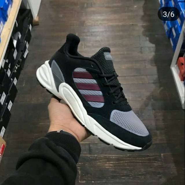 Sepatu lari adidas