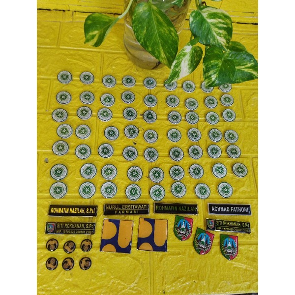 

Nama dada/name tag/bros/pin