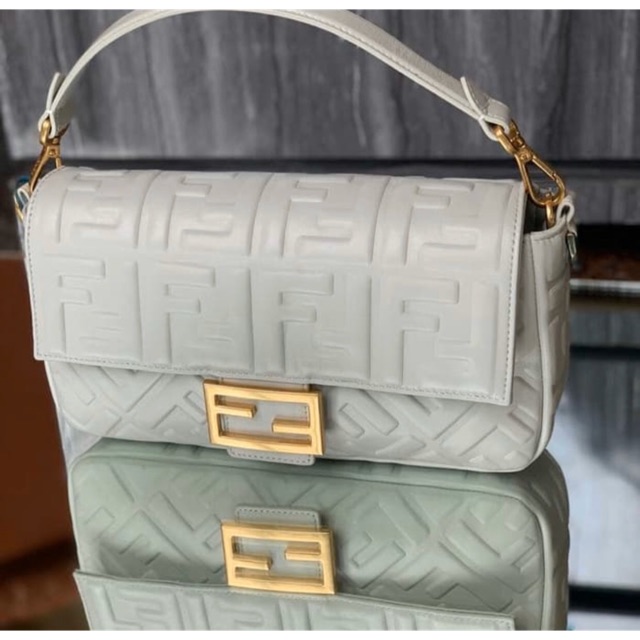 TAS WANITA FENDI BAGUETTE EMBOSSED SWIFT