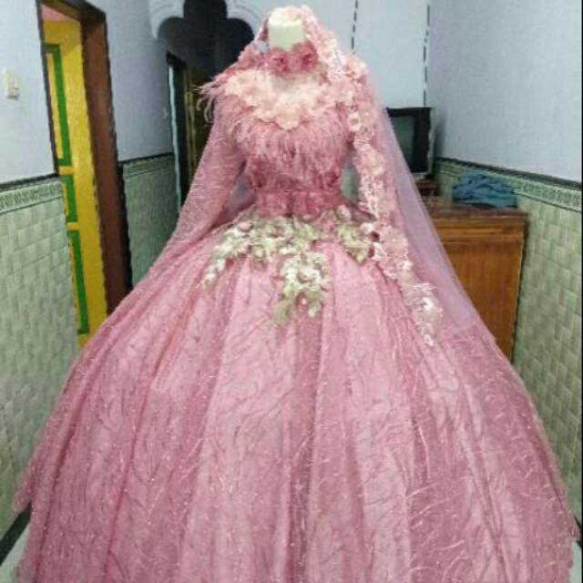 Gaun pengantin pink