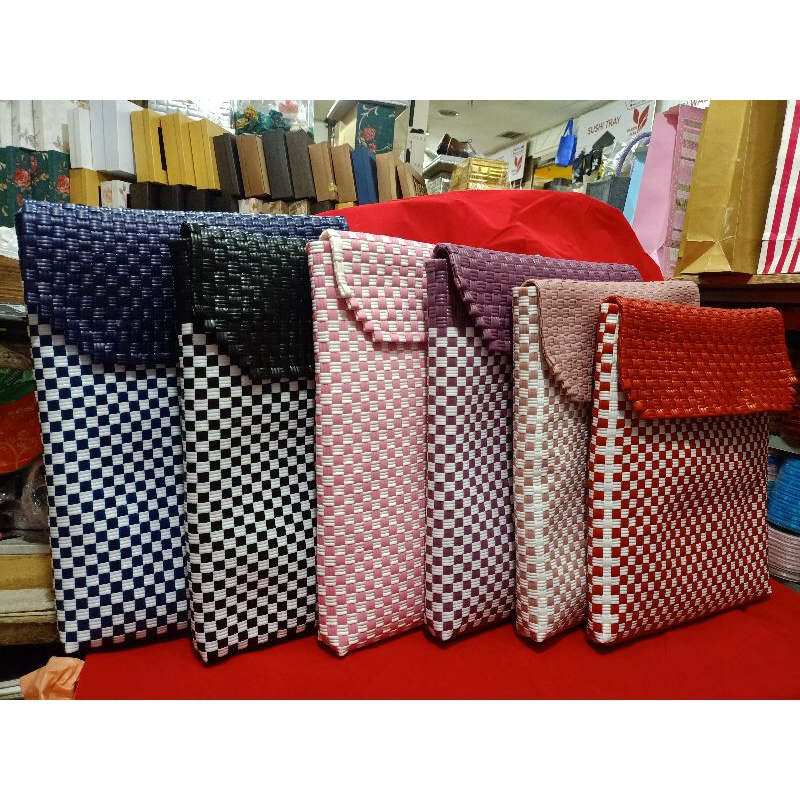 

Tas anyaman bahan jali buat laptop dan lain isi 1 pcs