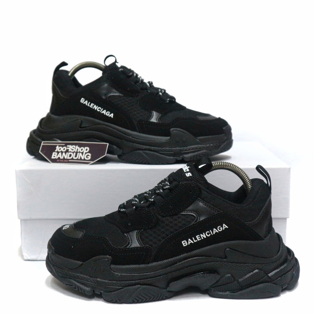 Sepatu Sneakers BALENCIAGA  Triple S Full Black Triple 