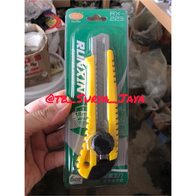 

PISAU CUTTER RUNXIN 18 MM