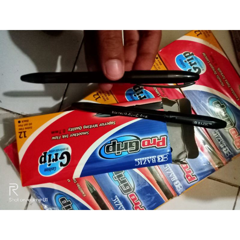 

bulpen bazic hitam. 12rb/pack isi 12. beli 5 pack harga 10rb.