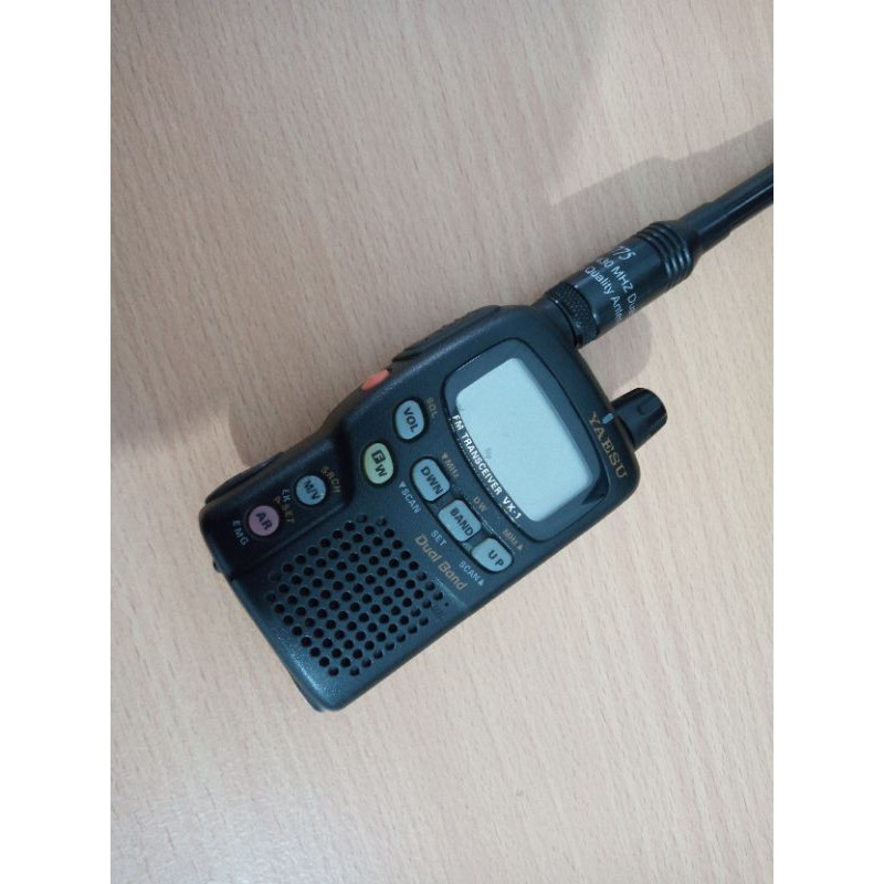 HT Yaesu VX1R Walkie Talkie Handy Talkie Wide Band Airband Kondisi Bagus