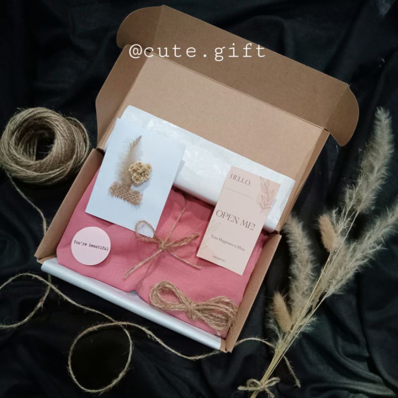 

Hampers Hijab Premium | Gift Box | Kado Hijab | Bella Square (Birthday,Graduation,dll)