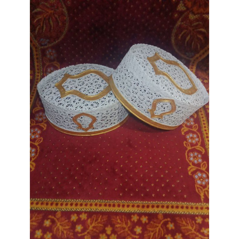 peci anyam bambu putih list gold/produk original/bayar ditempat (COD )