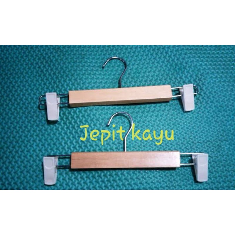 Isi 6 pcs hanger jepit kayu