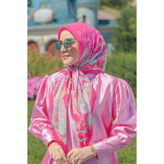 BUTTONSCARVES WONDERLAND SERIES RASPBERRY NEW READY