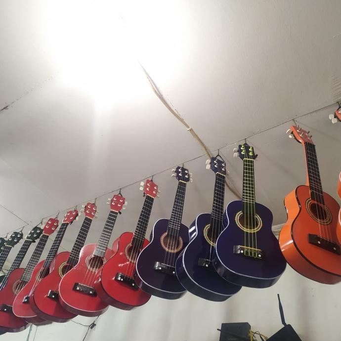Gitar Ukulele/ Kentrung