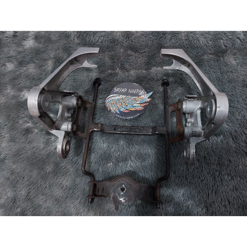 Breket Lampu / Kupingan Lampu CB 400 V Tech original