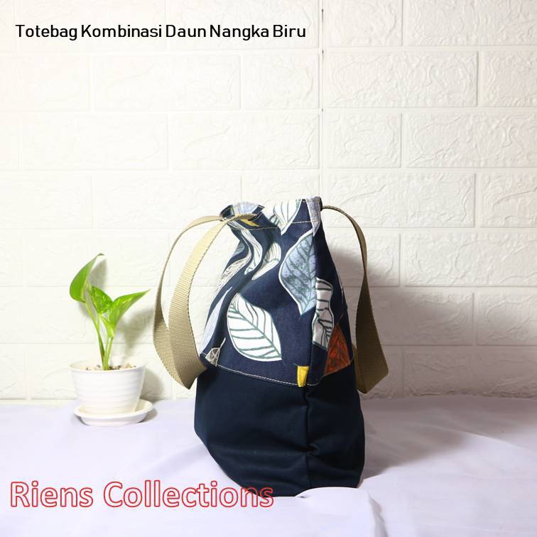 TAS KANVAS TOTEBAG KANVAS KOMBINASI MOTIF DAUN NANGKA BIRU. Riens Collections