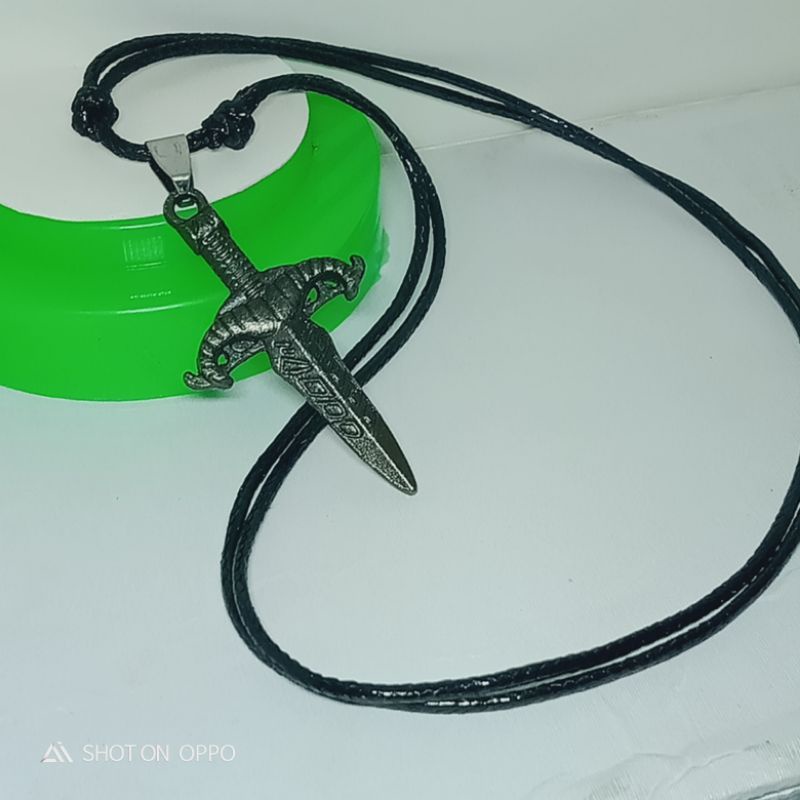 Kalung tali Hitam bandul pisau