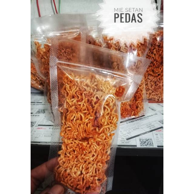 

Cemilan mie setan