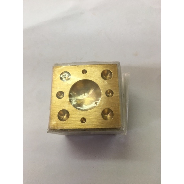 Dadu/totokan emas kecil