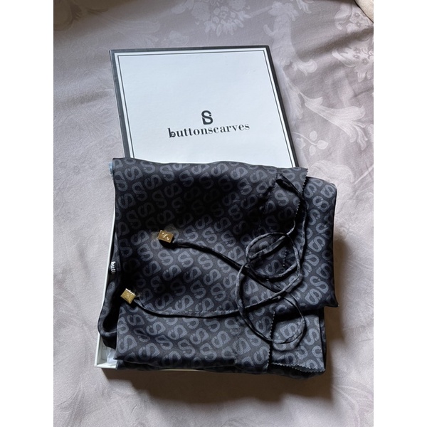 SOLD ❌ PRELOVED Buttonscarves The Tapis Slip On warna Hitam