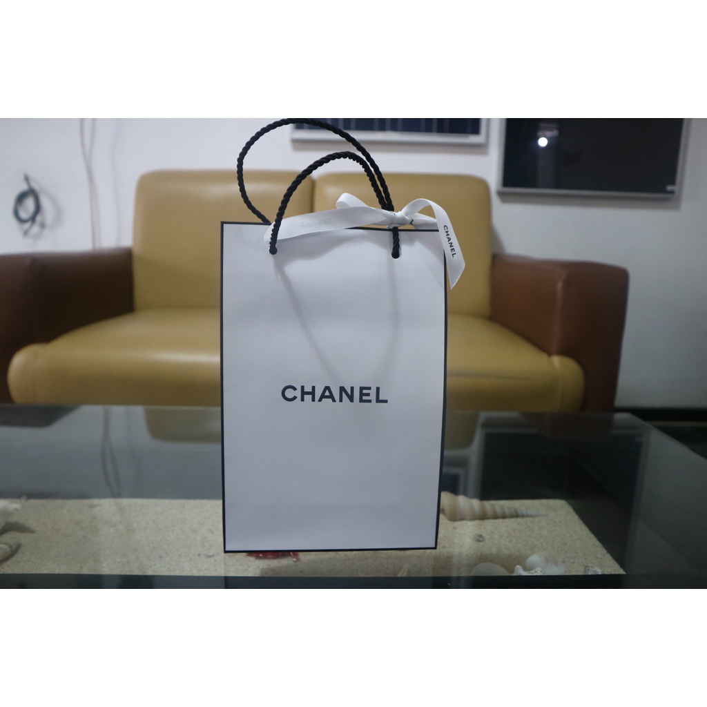 Paper bag "CHANEL" warna putih