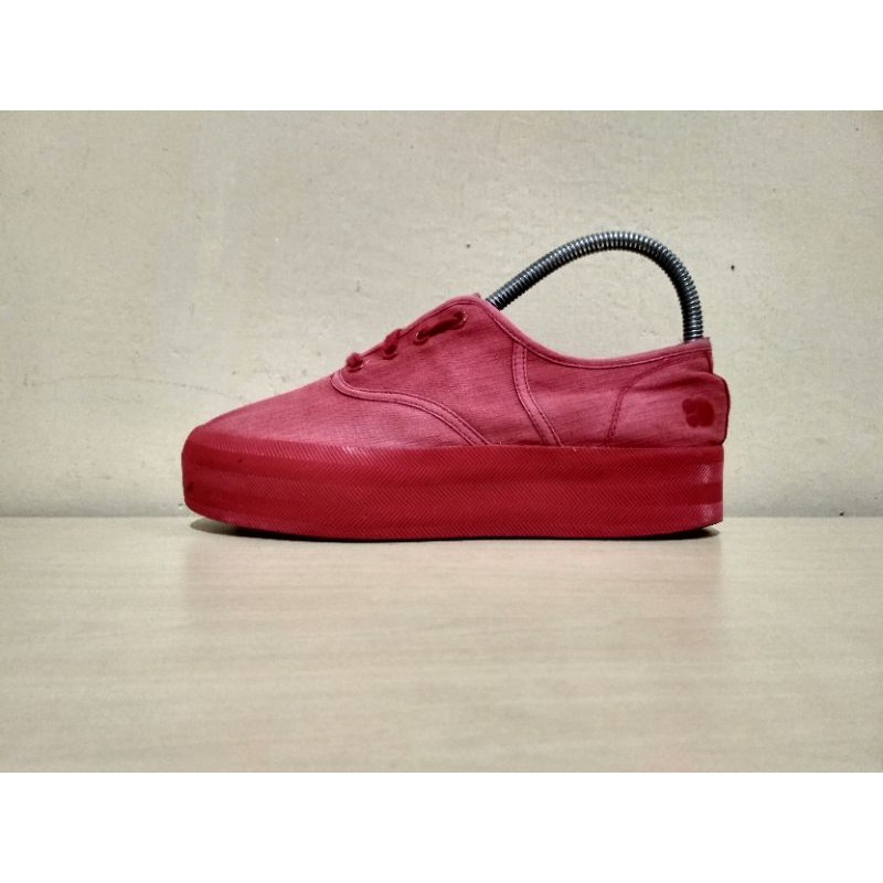 sepatu bekas second Lacoste merah