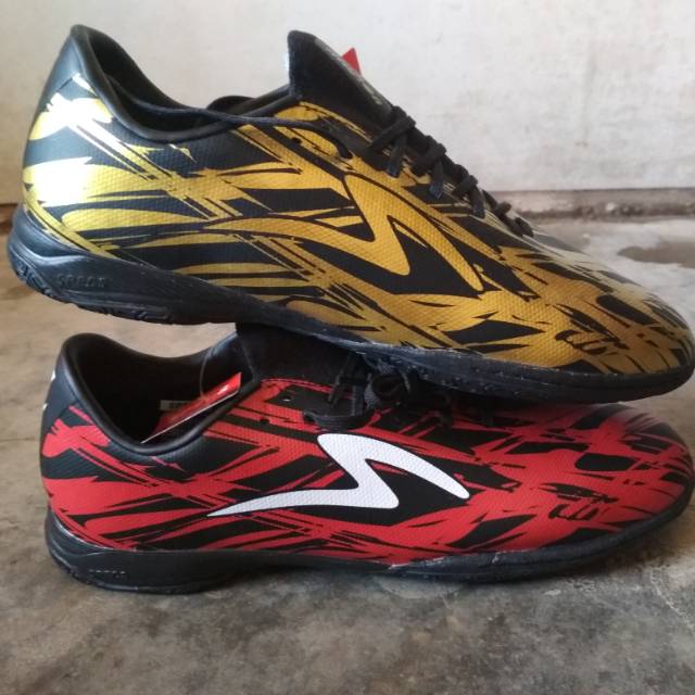 Sepatu bola futsal Specs accelerator illuzion in dengan tali