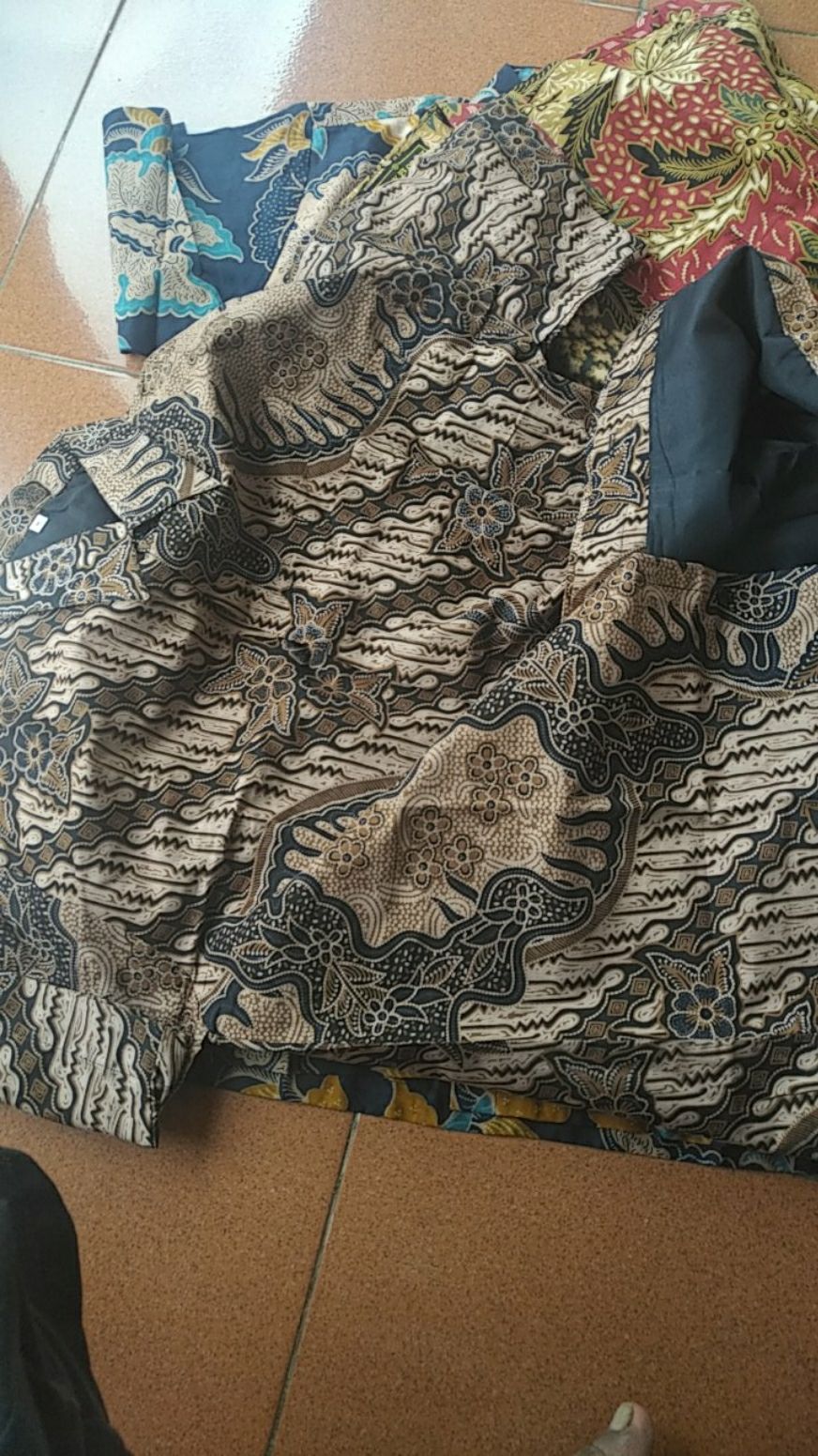 Sekartaji Sogan Pendek Kemeja Batik Pria Katun Cabut Primisima Full Furing