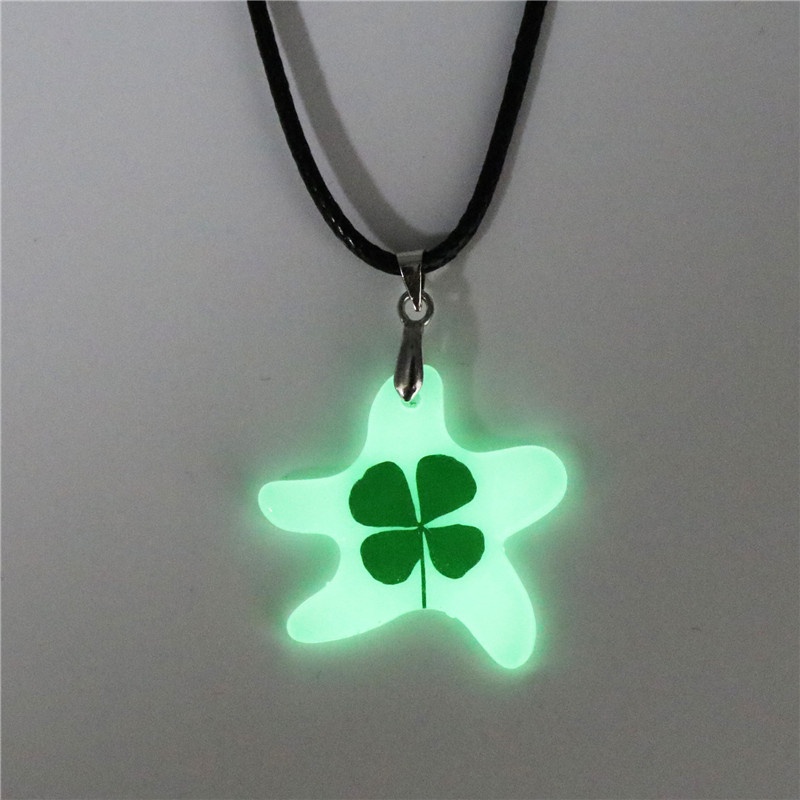 Kalung Rantai Liontin Clover Clover / Hati / Kupu-Kupu / Kuda Poni Luminous Untuk Pria / Wanita