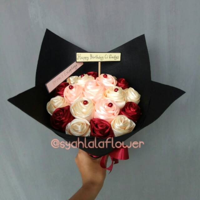 

Buket bunga satin - maroon cream peach