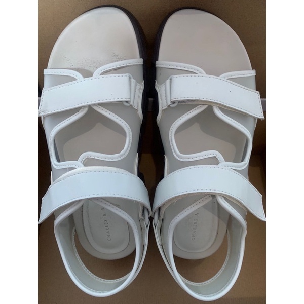 Preloved Sandal Charles & Keith