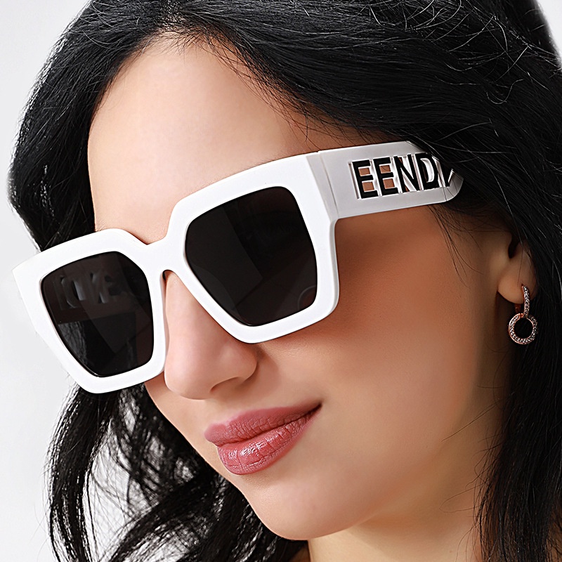 Kacamata Hitam Bentuk Kotak Model Hollow Motif Tulisan Gaya Retro Untuk Wanita