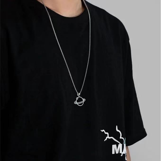 Kalung Desain Planet Alam Semesta Aksen Berlian Imitasi Gaya Gothic Untuk Wanita