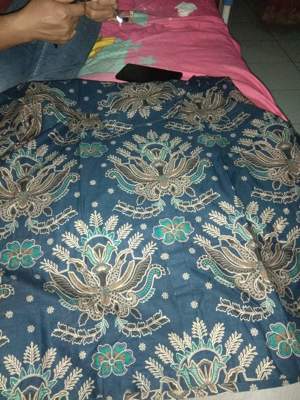 Batik Myrna - Kemeja Batik Pria Atasan Lengan Panjang Motif Kembang Goyang Dongker