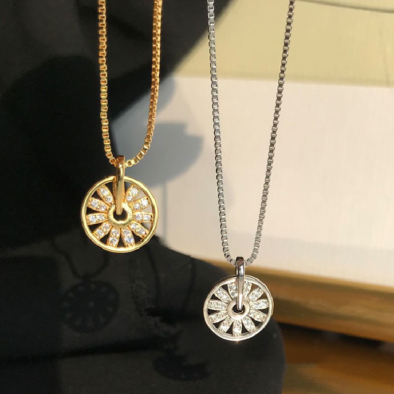 Kalung Rantai Klavikula Hias Liontin Model Hollow Dapat Diputar