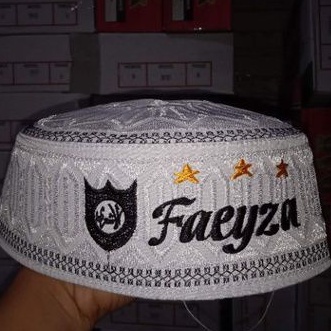 peci Nama Terompah putih