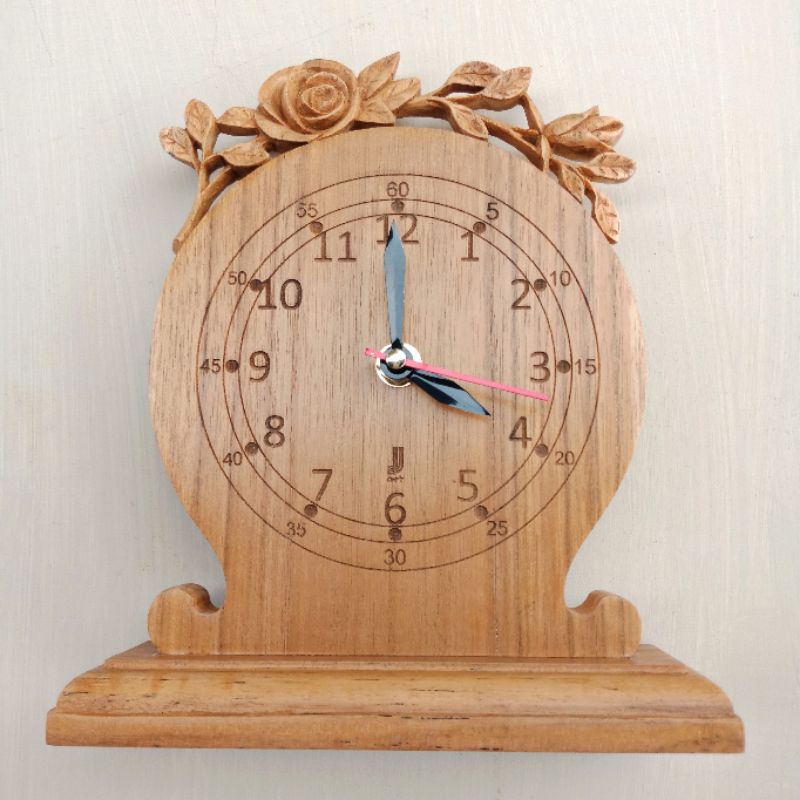 Jam meja kayu ukiran bunga mawar.