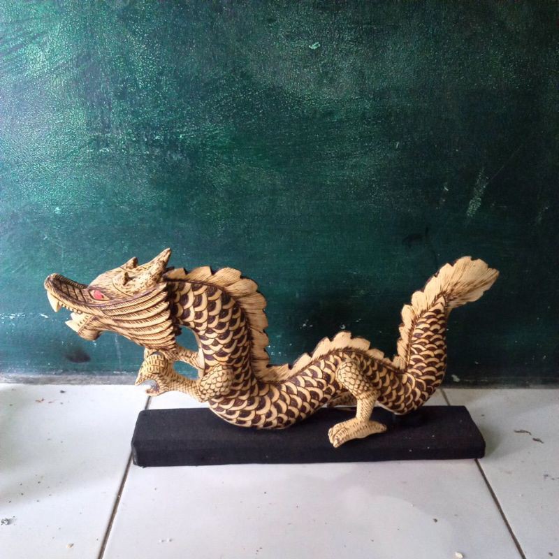 patung naga bahan kayu
