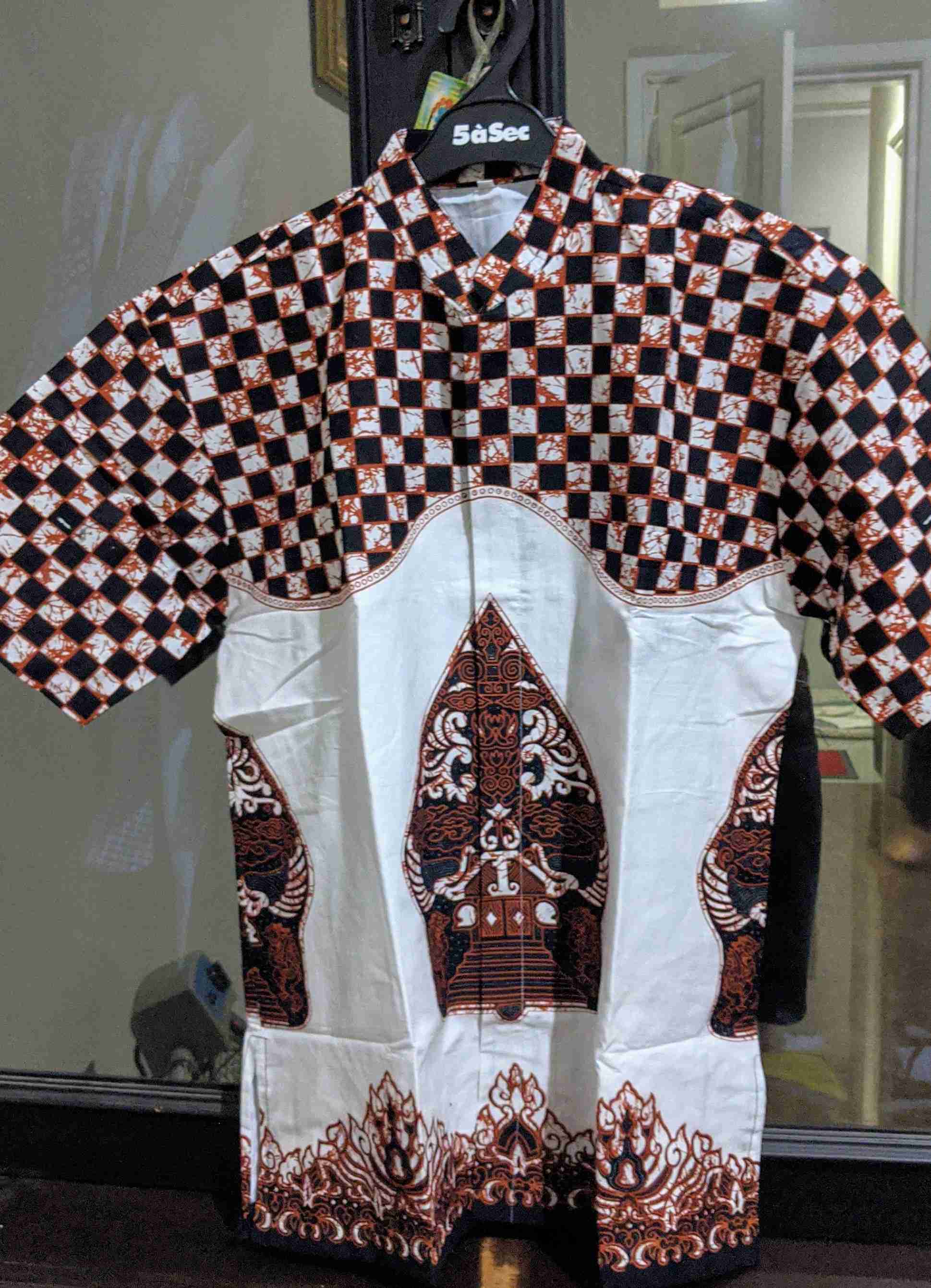 Batik Solo Eksklusif Bahan Sanforis Lengan Pendek Lapis Furing Gunungan Putih Sogan Original Alethea